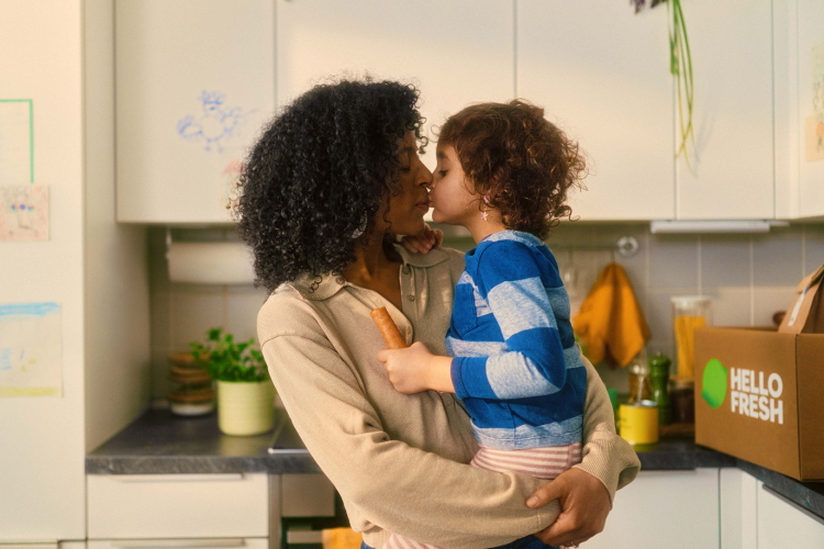 Stress-free Christmas for mums: how to enjoy the holidays with a newborn