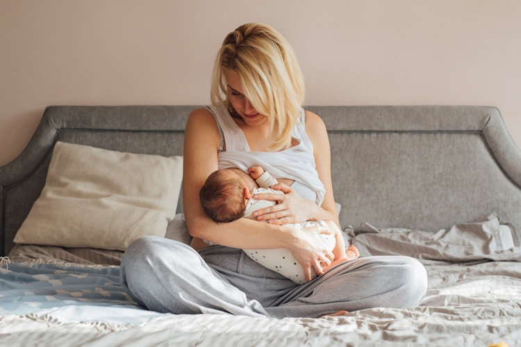 Breastfeeding and bottle-feeding